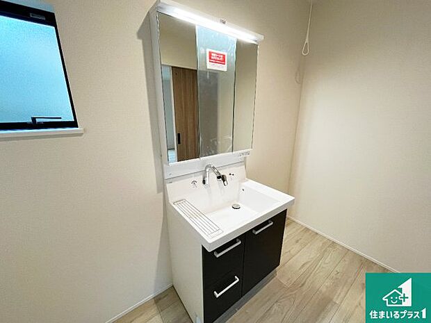【独立洗面台】清潔感のある洗面台です。フラットな鏡は掃除がしやすく毎日清潔！鏡裏には収納があるのでスッキリとした洗面台が保てます。