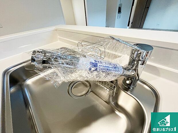 【キッチン水栓】浄水器を内蔵！炊飯時、お茶を作る時に安心してお水を使えます！お湯と冷水、浄水と原水、シャワーの切替えもワンタッチです！