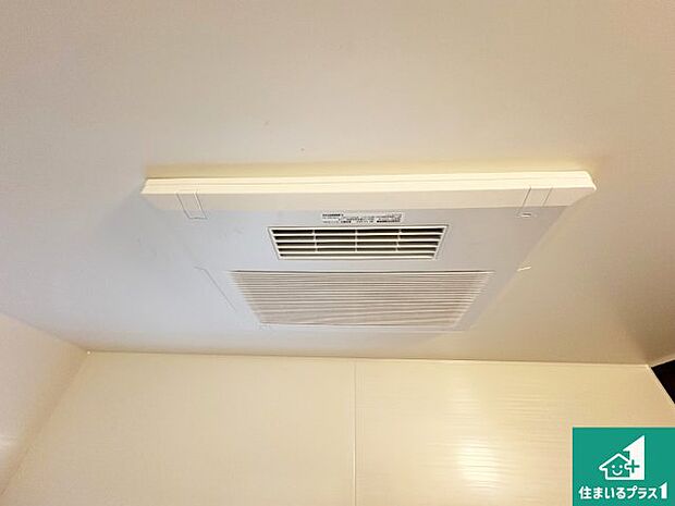 【浴室暖房乾燥機】四季を通して快適なバスライフをお手伝いする浴室暖房乾燥機！浴室の乾燥・暖房・涼風・換気はもちろん、２４時間換気にも対応！ 