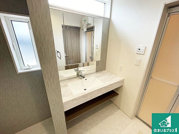 【独立洗面台】清潔感のある洗面台です。フラットな鏡は掃除がしやすく毎日清潔!鏡裏には収納があるのでスッキリとした洗面台が保てます。