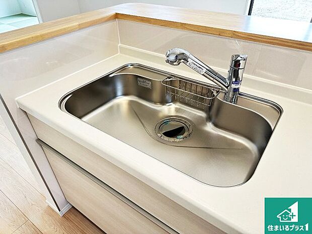 【キッチンシンク】蛇口の先端に浄水器を内蔵しています!原水と浄水、お湯と冷水、シャワーの切替えがワンタッチなので用途によって使い分けられます。