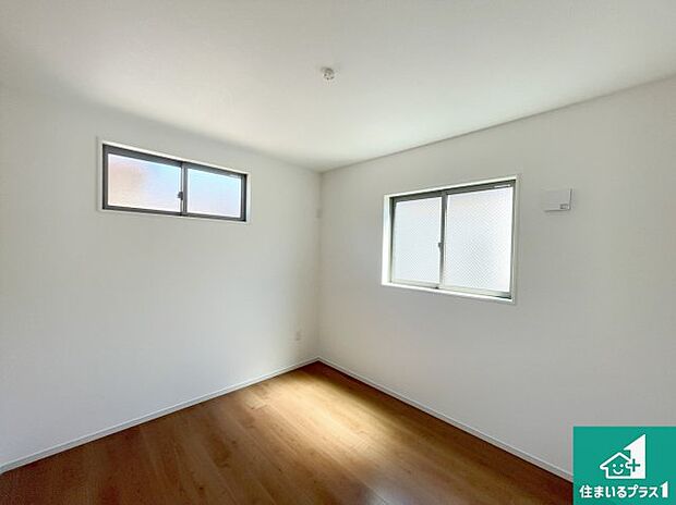 【洋室】寝室は心地よい眠りについてもらいたくて、シンプルかつ開放的な空間な設計にしています!大きな窓から差し込む日が心地いいです♪