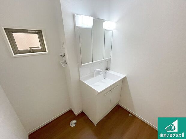 【独立洗面台】清潔感のある洗面台です。フラットな鏡は掃除がしやすく毎日清潔!鏡裏には収納があるのでスッキリとした洗面台が保てます。