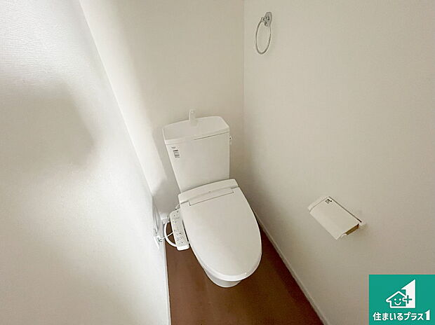 【トイレ】1・2階の2ヶ所にあるので、朝の忙しい時間の順番待ちもなく、深夜の利用にも大変便利です。