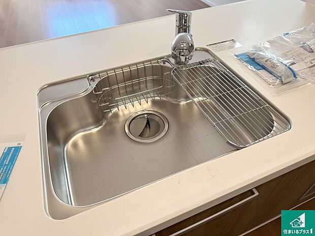 【キッチンシンク】蛇口の先端に浄水器を内蔵しています!原水と浄水、お湯と冷水、シャワーの切替えがワンタッチなので用途によって使い分けられます。