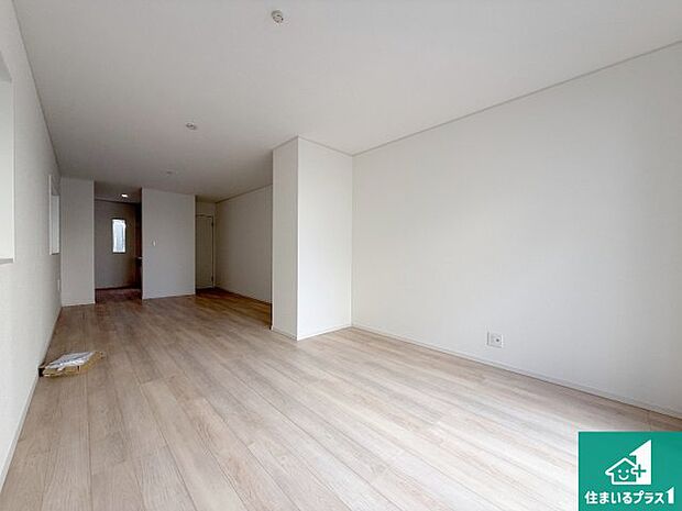 【居間・リビング】日当たり良好の明るいリビングで朝の目覚めもスッキリできそう!対面キッチンでご家族のコミュニケーションも自然と増える設計!小さなお子様が遊ぶスペースを作っても広々とくつろげるLDK!