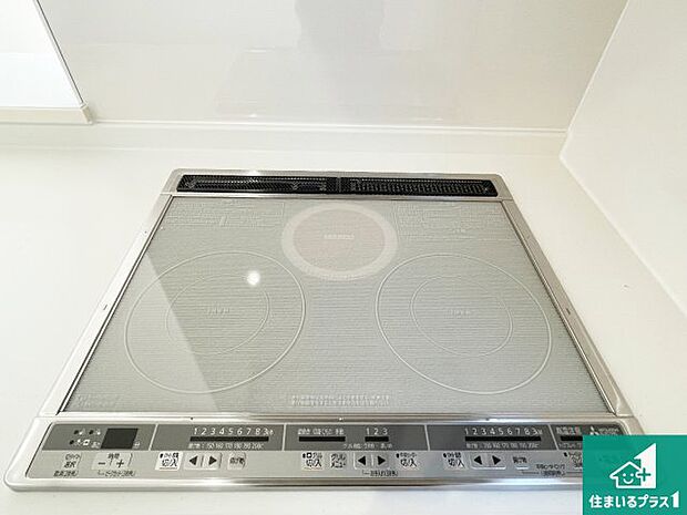 【コンロ】火を使わないので、安心なIHコンロ!でこぼこが無い構造なので、掃除もしやすく清潔に保てます!