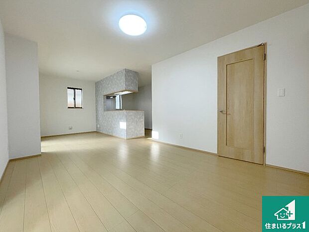 【居間・リビング】日当たり良好の明るいリビングで朝の目覚めもスッキリできそう!対面キッチンでご家族のコミュニケーションも自然と増える設計!小さなお子様が遊ぶスペースを作っても広々とくつろげるLDK!