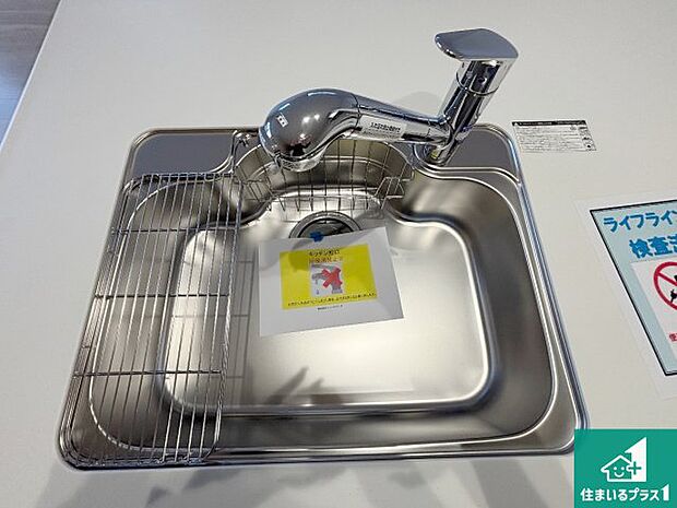 【キッチンシンク】蛇口の先端に浄水器を内蔵しています!原水と浄水、お湯と冷水、シャワーの切替えがワンタッチなので用途によって使い分けられます。
