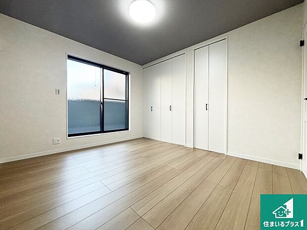 【洋室】シンプルな洋室は、自分好みのインテリアが楽しめます♪ご家族とインテリアや家具を選びに行くのは新築購入時の醍醐味の一つです。ぜひお楽しみください♪