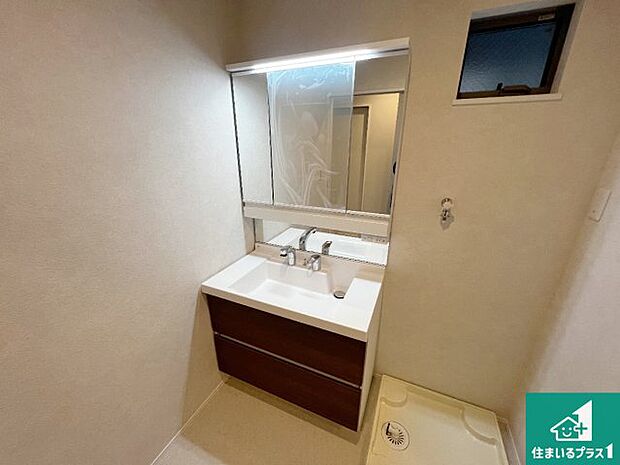 【独立洗面台】清潔感のある洗面台です。フラットな鏡は掃除がしやすく毎日清潔!鏡裏には収納があるのでスッキリとした洗面台が保てます。