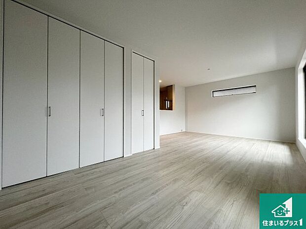 【居間・リビング】シンプルなリビングは、観葉植物等のインテリアを楽しめますね!パパ好みにも、ママ好みにも家具次第で雰囲気を変えることができます!