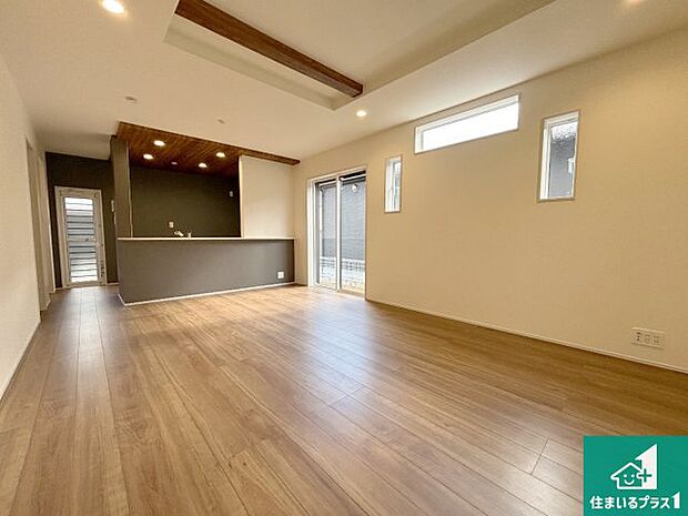 【居間・リビング】日当たり良好の明るいリビングで朝の目覚めもスッキリできそう!対面キッチンでご家族のコミュニケーションも自然と増える設計!小さなお子様が遊ぶスペースを作っても広々とくつろげるLDK!