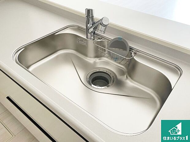 【キッチンシンク】蛇口の先端に浄水器を内蔵しています!原水と浄水、お湯と冷水、シャワーの切替えがワンタッチなので用途によって使い分けられます。