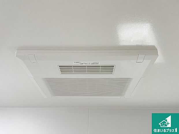 【浴室暖房乾燥機】四季を通して快適なバスライフをお手伝いする浴室暖房乾燥機！浴室の乾燥・暖房・涼風・換気はもちろん、２４時間換気にも対応！ 