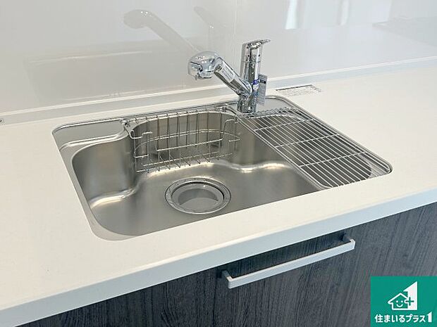 【キッチンシンク】蛇口の先端に浄水器を内蔵しています！原水と浄水、お湯と冷水、シャワーの切替えがワンタッチなので用途によって使い分けられます。