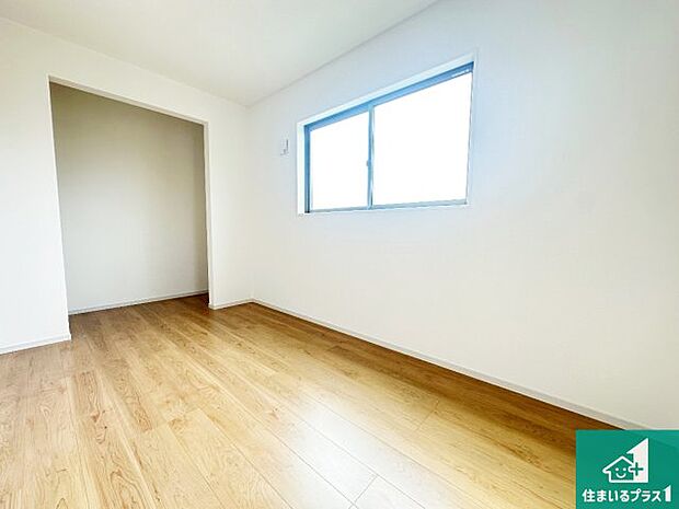 【洋室】シンプルな洋室は、自分好みのインテリアが楽しめます♪ご家族とインテリアや家具を選びに行くのは新築購入時の醍醐味の一つです。ぜひお楽しみください♪