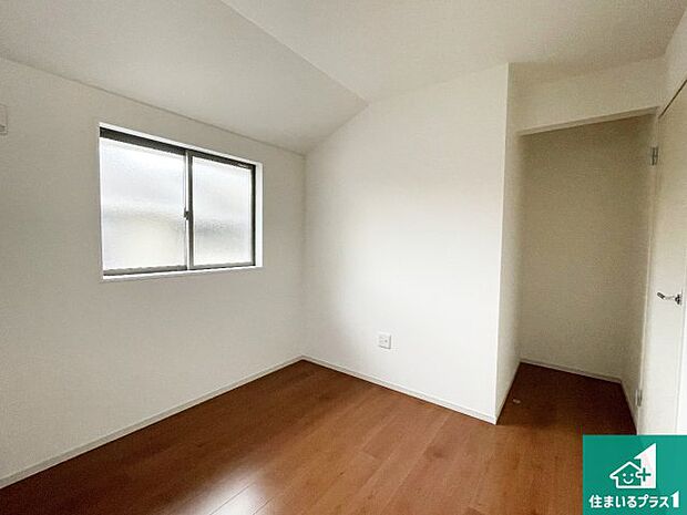 【洋室】シンプルな洋室は、自分好みのインテリアが楽しめます♪ご家族とインテリアや家具を選びに行くのは新築購入時の醍醐味の一つです。ぜひお楽しみください♪