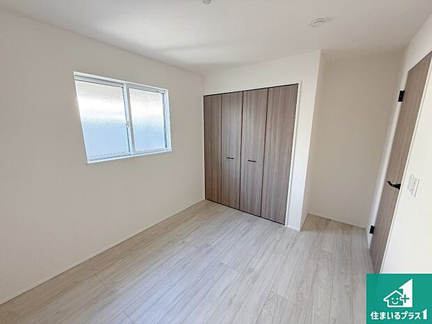 【洋室】シンプルな洋室は、自分好みのインテリアが楽しめます♪ご家族とインテリアや家具を選びに行くのは新築購入時の醍醐味の一つです。ぜひお楽しみください♪