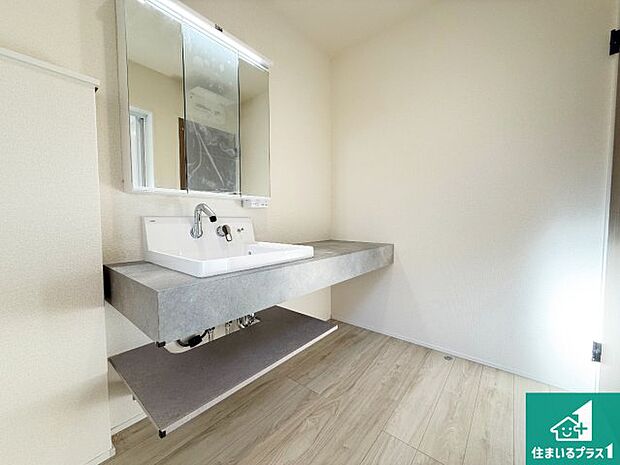 【独立洗面台】清潔感のある洗面台です。フラットな鏡は掃除がしやすく毎日清潔!鏡裏には収納があるのでスッキリとした洗面台が保てます。