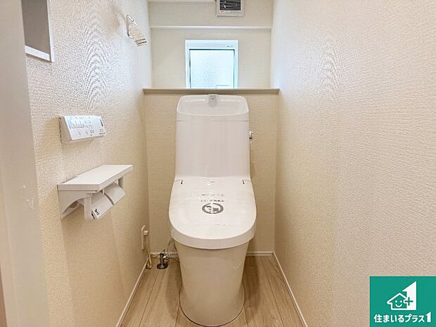 【トイレ】1・2階の2ヶ所にあるので、朝の忙しい時間の順番待ちもなく、深夜の利用にも大変便利です。