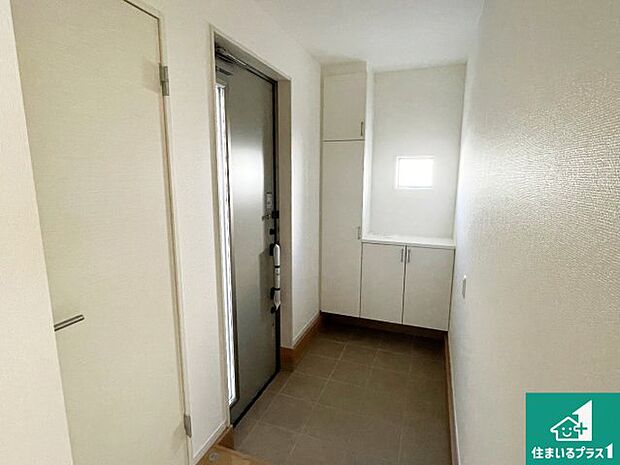 【玄関】シューズボックスにはたくさんの靴が収納できるので玄関周りはいつもスッキリ！ご家族が増えても安心！