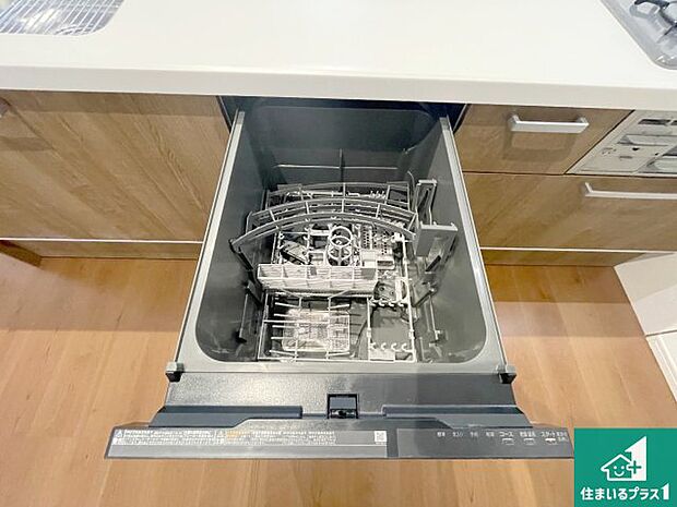 【食器洗い乾燥機】食事後の一仕事、食器洗いをボタン一つでお任せできちゃいます！場所を取らないビルトイン式なので、お料理スペースもしっかり確保！ 
