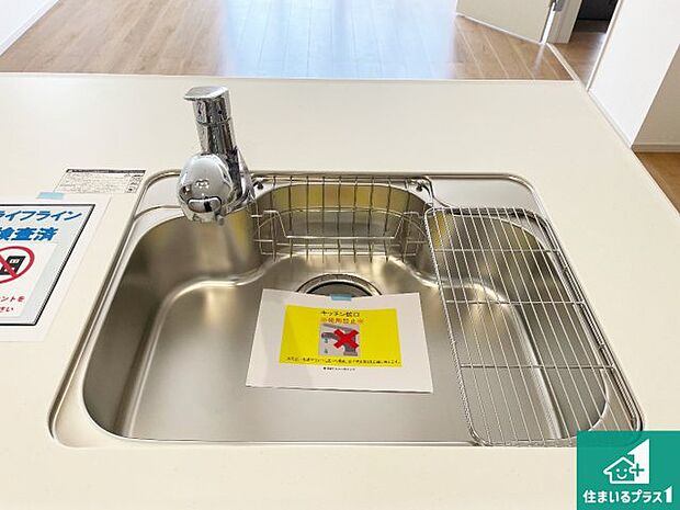 【キッチンシンク】蛇口の先端に浄水器を内蔵しています！原水と浄水、お湯と冷水、シャワーの切替えがワンタッチなので用途によって使い分けられます。