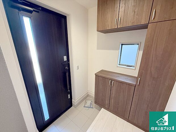 【玄関】シューズボックスにはたくさんの靴が収納できるので玄関周りはいつもスッキリ!ご家族が増えても安心!