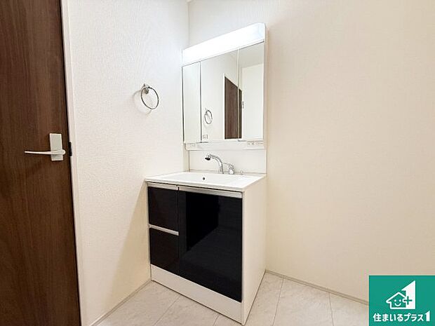 【洗面】清潔感のある洗面台です。フラットな鏡は掃除がしやすく毎日清潔!鏡裏には収納があるのでスッキリとした洗面台が保てます。