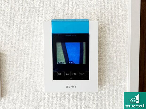【カラーモニターインターホン】声だけでなく来訪者の姿や顔がモニターで確認できるので、小さなお子様がいらっしゃるご家庭でも安心できます!