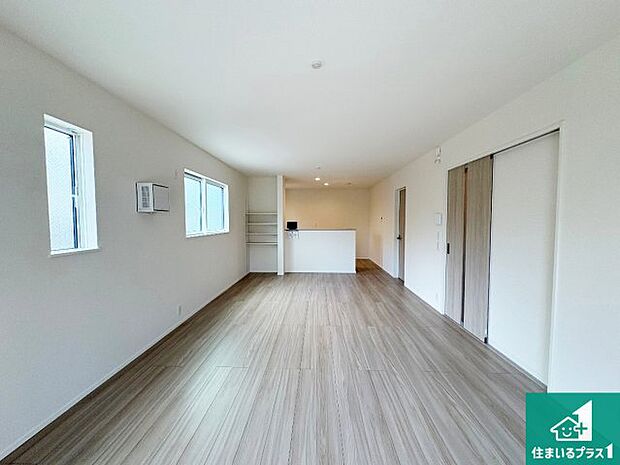 【居間・リビング】日当たり良好の明るいリビングで朝の目覚めもスッキリできそう!対面キッチンでご家族のコミュニケーションも自然と増える設計!小さなお子様が遊ぶスペースを作っても広々とくつろげるLDK!