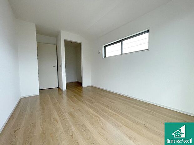 【洋室】シンプルな洋室は、自分好みのインテリアが楽しめます♪ご家族とインテリアや家具を選びに行くのは新築購入時の醍醐味の一つです。ぜひお楽しみください♪