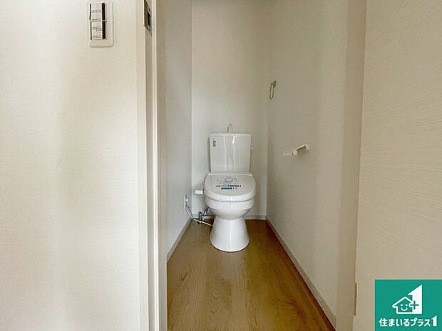 【トイレ】1・2階の2ヶ所にあるので、朝の忙しい時間の順番待ちもなく、深夜の利用にも大変便利です。