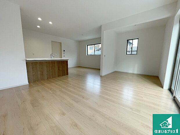 【居間・リビング】日当たり良好の明るいリビングで朝の目覚めもスッキリできそう！対面キッチンでご家族のコミュニケーションも自然と増える設計！小さなお子様が遊ぶスペースを作っても広々とくつろげるLDK！