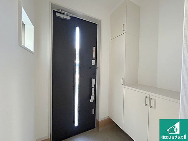 【玄関】シューズボックスにはたくさんの靴が収納できるので玄関周りはいつもスッキリ!ご家族が増えても安心!