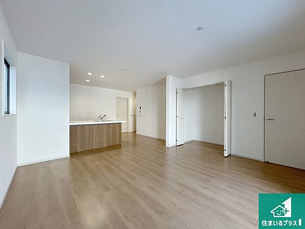 【居間・リビング】日当たり良好の明るいリビングで朝の目覚めもスッキリできそう！対面キッチンでご家族のコミュニケーションも自然と増える設計！小さなお子様が遊ぶスペースを作っても広々とくつろげるLDK！