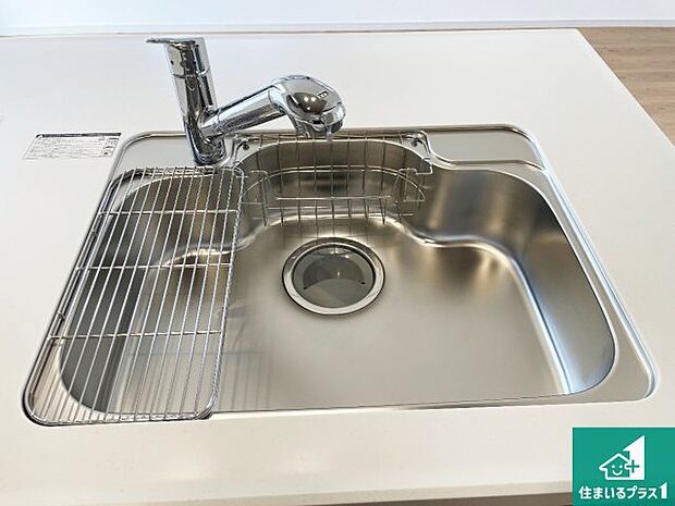 【キッチンシンク】蛇口の先端に浄水器を内蔵しています！原水と浄水、お湯と冷水、シャワーの切替えがワンタッチなので用途によって使い分けられます。