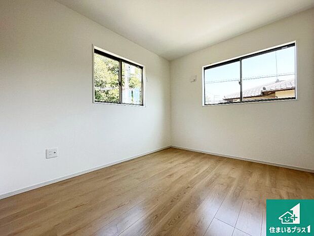 【洋室】シンプルな洋室は、自分好みのインテリアが楽しめます♪ご家族とインテリアや家具を選びに行くのは新築購入時の醍醐味の一つです。ぜひお楽しみください♪