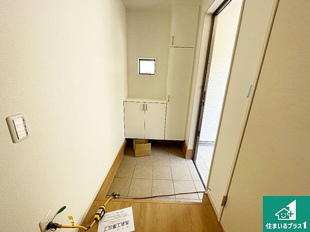【玄関】シューズボックスにはたくさんの靴が収納できるので玄関周りはいつもスッキリ！ご家族が増えても安心！