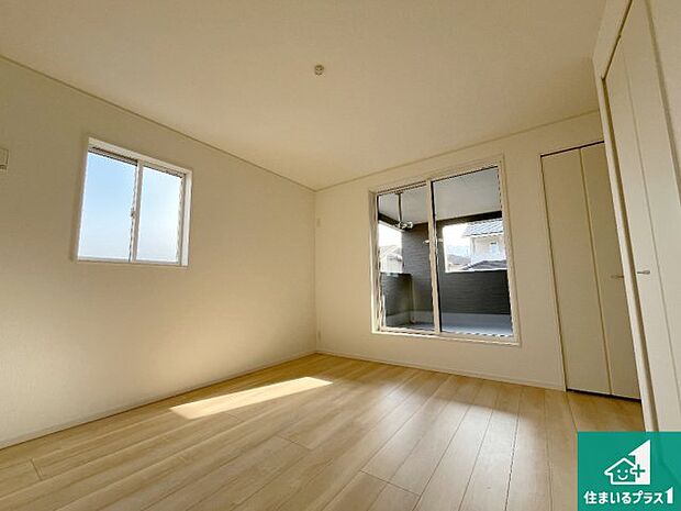 【洋室】シンプルな洋室は、自分好みのインテリアが楽しめます♪ご家族とインテリアや家具を選びに行くのは新築購入時の醍醐味の一つです。ぜひお楽しみください♪