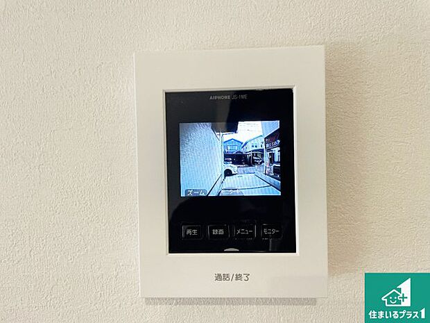 【カラーモニターインターホン】声だけでなく来訪者の姿や顔がモニターで確認できるので、小さなお子様がいらっしゃるご家庭でも安心できます!