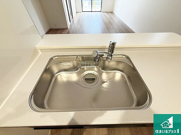 【キッチンシンク】蛇口の先端に浄水器を内蔵しています！原水と浄水、お湯と冷水、シャワーの切替えがワンタッチなので用途によって使い分けられます。
