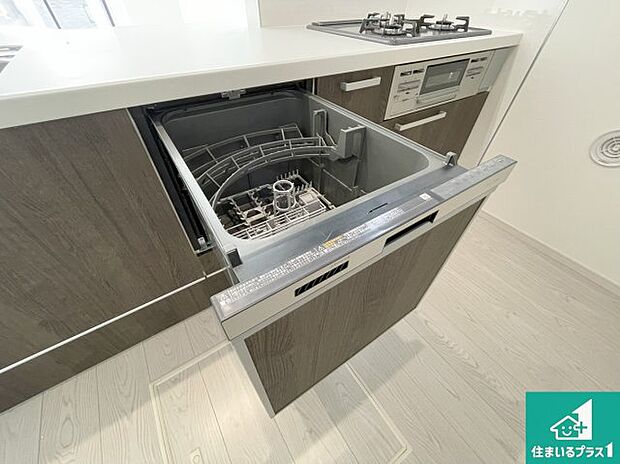 【食器洗浄乾燥機】食事後の一仕事、食器洗いをボタン一つでお任せできちゃいます!場所を取らないビルトイン式なので、お料理スペースもしっかり確保!