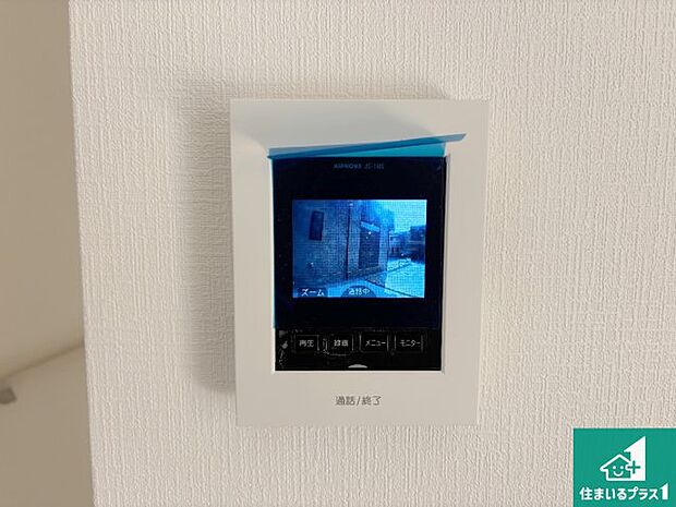 【カラーモニターインターホン】声だけでなく来訪者の姿や顔がモニターで確認できるので、小さなお子様がいらっしゃるご家庭でも安心できます!