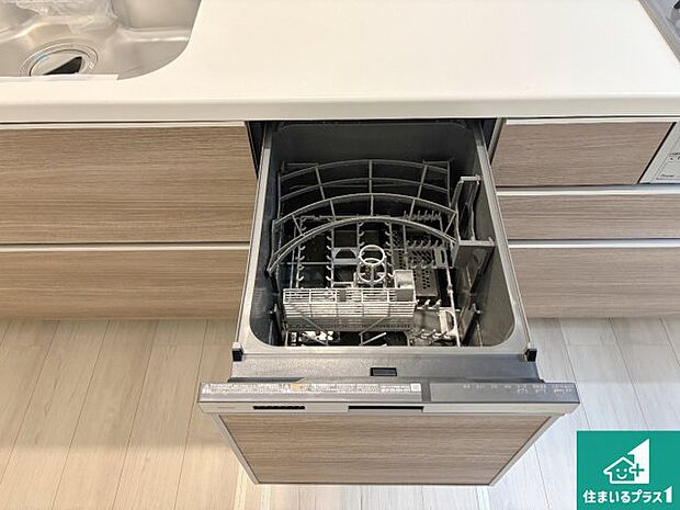 【食器洗い乾燥機】食事後の一仕事、食器洗いをボタン一つでお任せできちゃいます!場所を取らないビルトイン式なので、お料理スペースもしっかり確保!