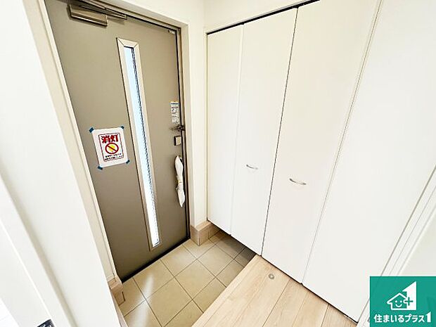 【玄関】シューズボックスにはたくさんの靴が収納できるので玄関周りはいつもスッキリ!ご家族が増えても安心!