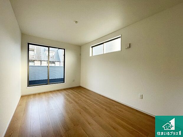 【洋室】シンプルな洋室は、自分好みのインテリアが楽しめます♪ご家族とインテリアや家具を選びに行くのは新築購入時の醍醐味の一つです。ぜひお楽しみください♪