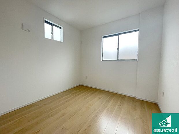 【洋室】シンプルな洋室は、自分好みのインテリアが楽しめます♪ご家族とインテリアや家具を選びに行くのは新築購入時の醍醐味の一つです。ぜひお楽しみください♪