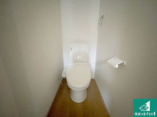 【トイレ】1・2階の2ヶ所にあるので、朝の忙しい時間の順番待ちもなく、深夜の利用にも大変便利です。